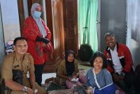 Panpel POPDA Pencak Silat Kudus, KONI Kudus, dan Disdikpora Kudus, saat menjenguk Aira. (Foto:Istimewa)