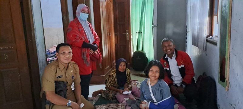 Panpel POPDA Pencak Silat Kudus, KONI Kudus, dan Disdikpora Kudus, saat menjenguk Aira. (Foto:Istimewa)