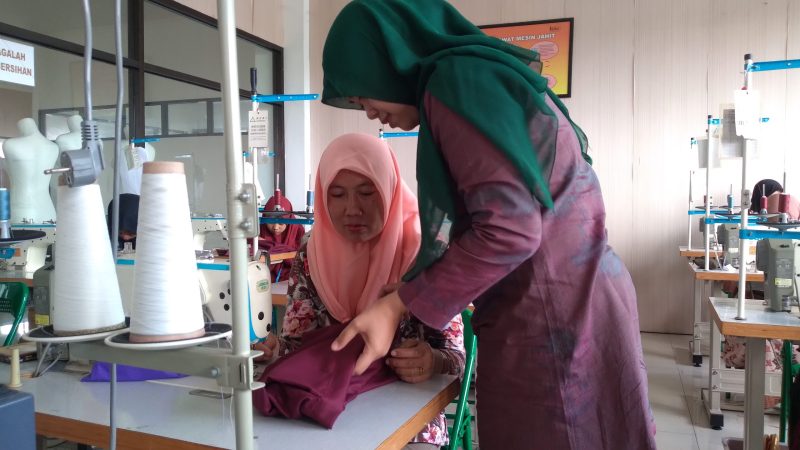 Pelatihan keterampilan menjahit di BLK Kudus. (Foto:J05)