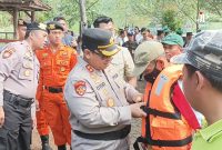 Kapolres Kudus AKBP Dydit Dwi Susanto memakaian Life Jacket pada pengemudi Speedboat (Foto:J02) 