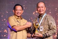 Bupati Kudus HM Hartopo menerima penghargaan Universal Health Coverage Award. (Foto:Istimewa)