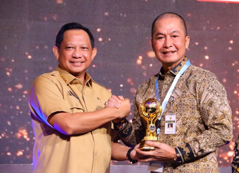 Bupati Kudus HM Hartopo menerima penghargaan Universal Health Coverage Award. (Foto:Istimewa)