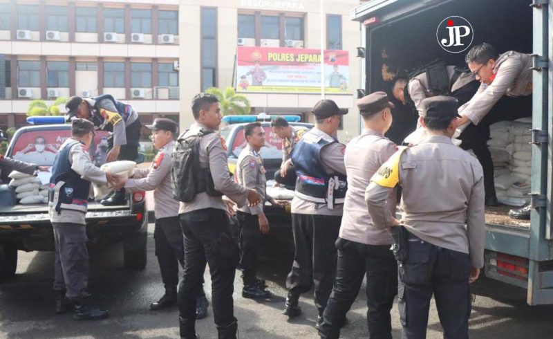 Anggota Polres Jepara mendistribusikan ribuan bungkus beras untuk warga (Foto:Istimewa) 