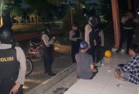 Sekelompok pria dan wanita diamankan polisi di Balai Jagong (Foto:Istimewa) 