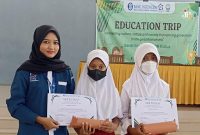 Educational Trip GenBI IAIN Kudus bersama siswa SD Negeri di Margorejo, Dawe, Kudus. (Foto:J02)