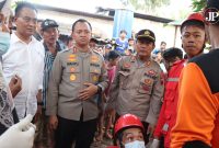 Kapolres Jepara AKBP Wahyu Nugroho Setyawan di lokasi sumur tempat dibuangnya bayi (Foto:Istimewa) 
