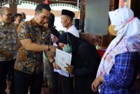 Bupati Kudus HM Hartopo menyerahkan bantuan biaya pemakaman untuk warga (Foto:Istimewa) 