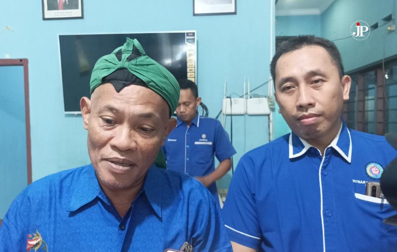 Ketua FSP RTMM-SPSI Kabupaten Kudus Subaan Abdul Rohman (kiri) menyampaikan penolakan terhadap RUU Kesehatan Omnibus Law. (Foto:J02)