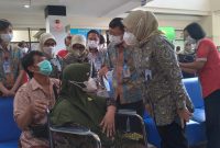 Direktur Jaminan Pelayanan Kesehatan BPJS Kesehatan RI, Dokter Lily Kresnowati (ujung kanan), didampingi Direktur Utama RS Mardi Rahayu Pujianto tengah berbincang dengan pasien. (Foto:J05)