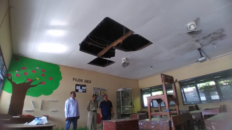 Ilustrasi. Plafon ruang kelas di SMP 1 Mejobo yang ambrol. (Foto:J05)