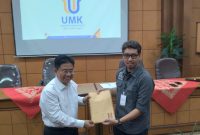 Ketua PWI Kudus Saiful Annas menyerahkan surat keberatan kepada Rektor UMK Prof Darsono. (Foto:J05)
