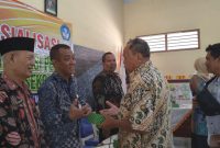 Ketua PGRI Kudus, Ahadi Setiawan, saat berinteraksi dengan salah satu komite sekolah, usai kegiatan sosialisasi optimalisasi peran komite sekolah di wilayah Kecamatan Kaliwungu, Kudus. (Foto:J02)