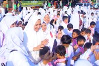 Bunda PAUD Kudus, Mawar Anggraeni, saat bersama anak anak RA melakukan manasik haji di Alun-alun Simpang Tujuh Kudus. (Foto:Istimewa)
