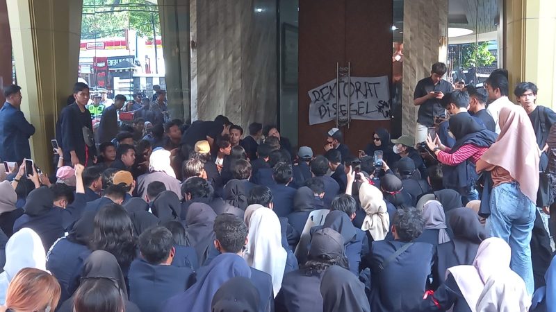 Mahasiswa menggembok gedung rektorat UMK, Jumat, 9 Juni 2023. (Foto : J04)