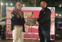 CEO Pijar Park Kudus Yusuf menyerahkan bonus kepada Safira Dwi Meilani atlet silat peraih medali emas di SEA Games Kamboja 2023. (Foto : J01)