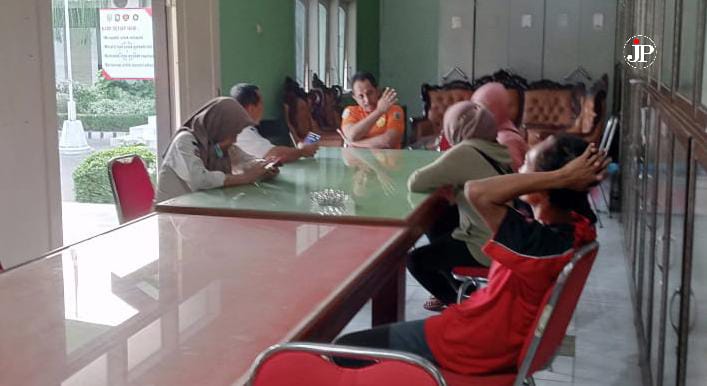 Satpol PP Kudus memberikan pembinaan kepada pasangan mesum yang terjaring razia di tempat pijat capek. (Foto:J02)