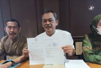 Ketua IKAFH UMK Akhwan, menunjukkan surat tuntutan terhadap pencopotan jabatan WR 1 UMK. (Foto:J02)