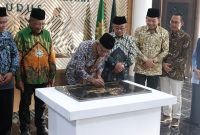 Ketua Umum PP Muhammadiyah Prof Haedar Nashir menandatangani prasasti Gedung Crystal Building UMKU. (Foto:Istimewa)
