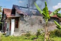 Rumah di Desa Tumpangkrasak, Kecamatan Jati, Kabupaten Kudus, hangus terbakar. (Foto:Istimewa)
