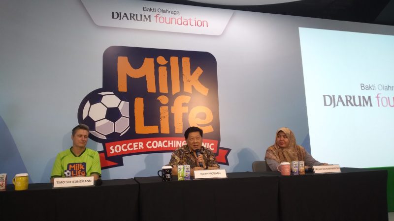 (Dari kiri ke kanan) Coach Timo Scheunemann, Program Director Bakti Olahraga Djarum Foundation Yoppy Rosimin, Kepala Seksi Pendidikan Madrasah Ibtidaiyah Kementerian Agama Kabupaten Kudus, Salma Munawwaroh, saat konferensi pers. (Foto:J05)