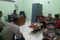 Kapolsek Kota Iptu Subkhan saat mengamankan pelaku pencurian burung murai di Kudus. (Foto:J04)