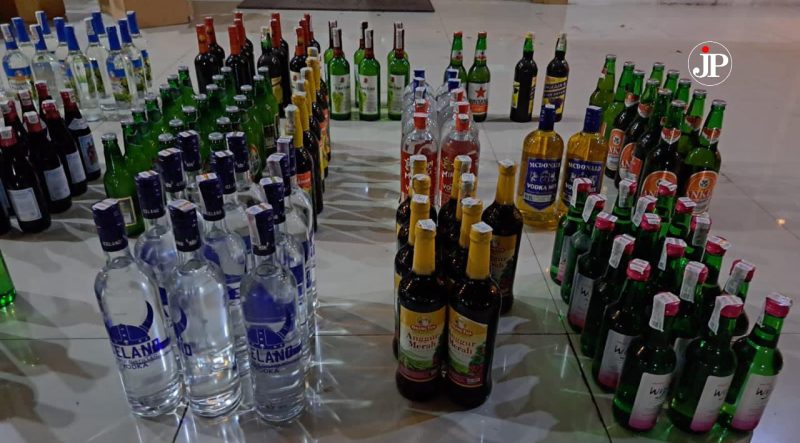 Ratusan botol miras berbagai merk diamankan di Polsek Kota Kudus (Foto:istimewa) 