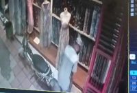 Aksi pencurian oleh seorang pria bertopi di Pasar Kliwon tertangkap kamera CCTV. (Foto:J02)