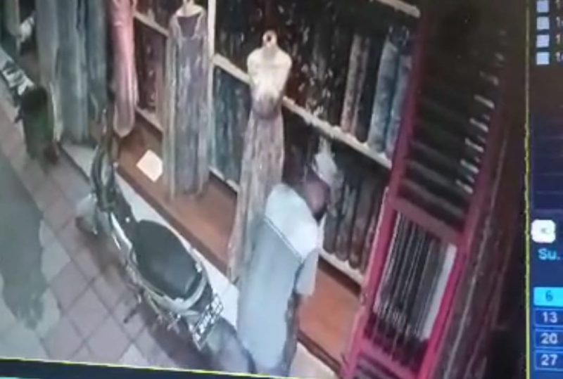 Aksi pencurian oleh seorang pria bertopi di Pasar Kliwon tertangkap kamera CCTV. (Foto:J02)