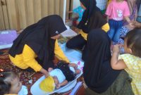 Penimbangan bayi di DEsa Jepangpakis, Kecamatan Jati, Kudus. (Foto:J05)