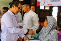 Bupati Kudus Hartopo serahkan bantuan sosial biaya pemakaman kepada ahli waris. (Foto:Istimewa)