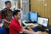 Dokter di RS Mardi Rahayu sedang membaca hasil CT Scan melalui implementasi PACS. (Foto:J02)