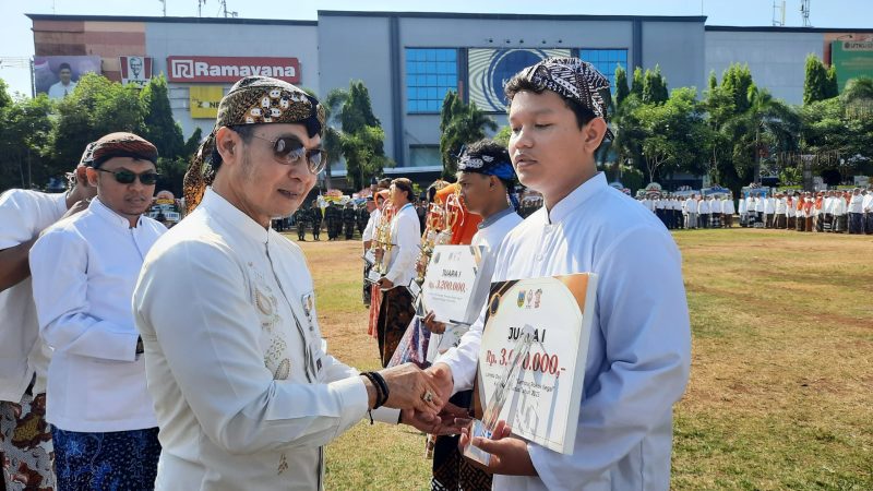 Bupati Kudus menyerahkan hadiah untuk pemenang lomba (Foto:J02) 