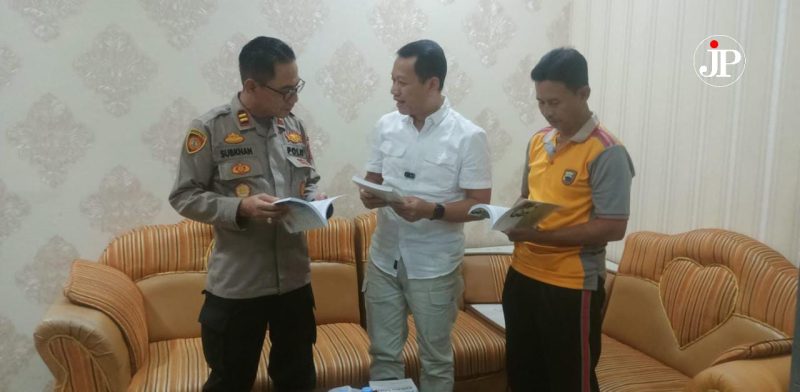 Kapolsek Kudus Kota menrima hibah buku dari Kepala Dinas Arpusda Kudus. (Foto:J02)
