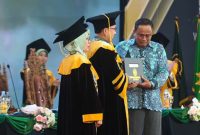 Surpriadi, wakili wisuda anaknya yang meninggal dunia karena sakit. (Foto: Istimewa)