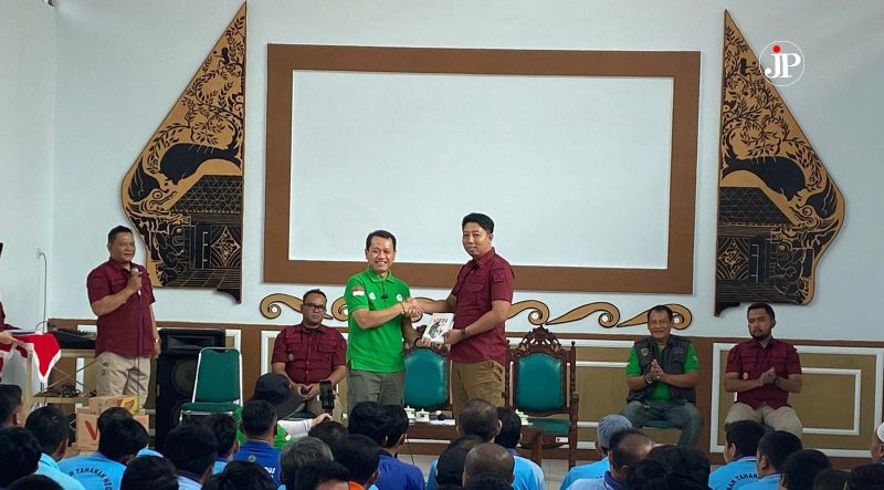 Dinas Arpusda Kudus menghibahkan buku bacaan kepada Rutan Kudus. (Foto:J02)
