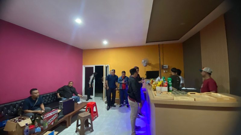 LBH Ansor bersama Wakapolres dan Kabag Ops Polres Kudus di Cafe Nevada. (Foto:J02)