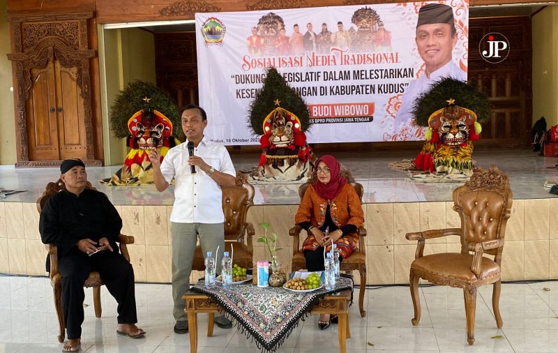 Anggota Komisi B DPRD Jateng, Setya Budi Wibowo dalam acara sosialisasi media tradisional di Taman Krida Kudus. (Foto:J02)