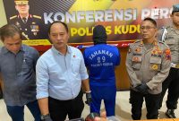 Kasat Reskrim Polres Kudus AKP Danang Sri Winarno bersama pelaku pengeroyokan (Foto:istimewa) 