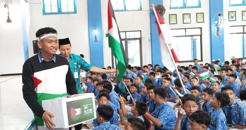 Aksi galang dana untuk Palestina, oleh siswa-siswi di SMP Muhammadiyah 1 Kudus. (Foto:J02)