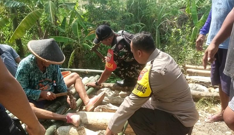 Pembangunan jembatan pertanian dari bambu (Foto:JP) 