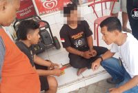 SR pelaku peredaran obat saat diamankan didepan sebuah toko modern (Foto:JP) 