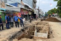 Pengerjaan drainase di Jalan Sunan Kudus. (Foto:J02)