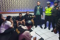 Razia di salah satu Cafe karaoke (Foto:JP) 