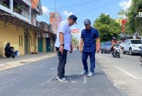 Kepala Dinas Pekerjaan Umum dan Penataan Ruang (PUPR) Kudus, Arief Budi Siswanto, saat meninjau pekerjaan di Jalan Sunan Kudus pagi tadi, Kamis (14/12/2023). (Foto:J02)