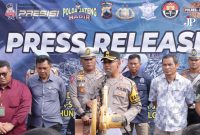 Kapolres Blora AKBP Jaka Wahyudi saat Konfrensi Pers Pemusnahan Knalpot Brong (Foto:JP) 