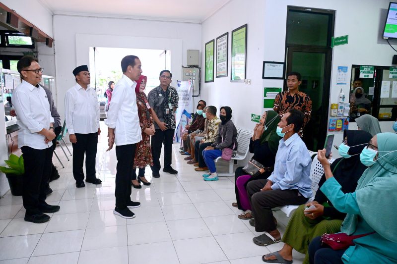 Presiden Republik Indonesia, Joko Widodo saat mengunjungi ke Puskesmas Toroh 1 di Kabupaten Grobogan pada Selasa (23/1/2024). (Foto:J02)