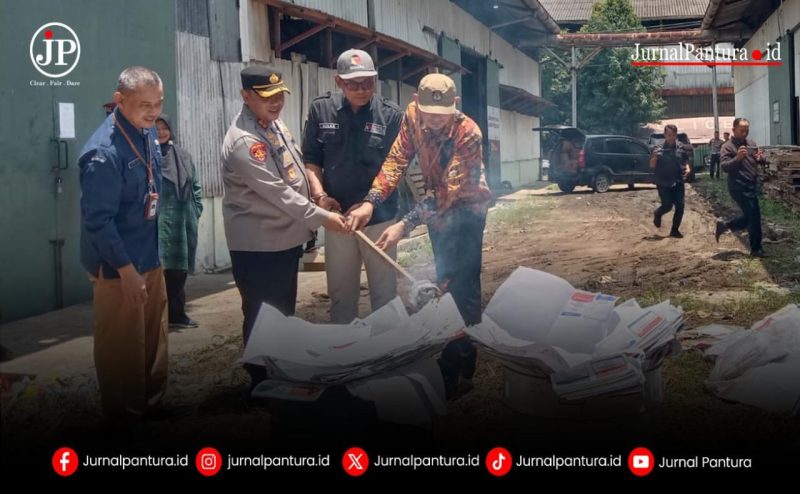 Ketua KPU, Kapolres dan Ketua Bawaslu Kudus melaksanakan pemusnahan surat suara rusak (Foto:JP)