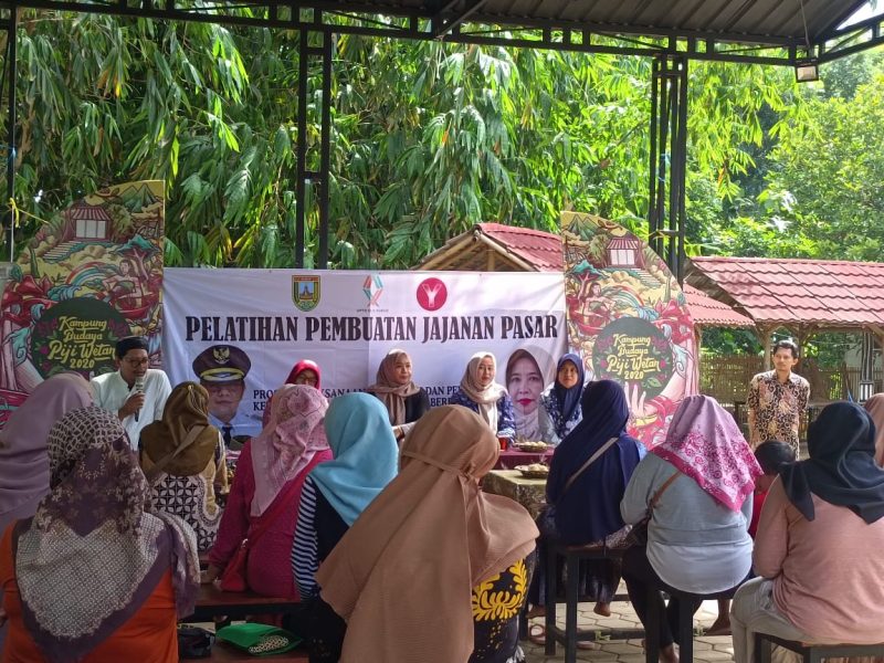 Kampung Budaya Piji Wetan (KBPW) bekerjasama dengan Balai Latihan Kerja (BLK) Kabupaten Kudus memberikan pelatihan kreasi jajanan pasar. (Foto:Istimewa)