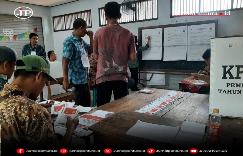 Petugas KPPS yang bertugas di TPS saat hari pencoblosan (Foto:JP)