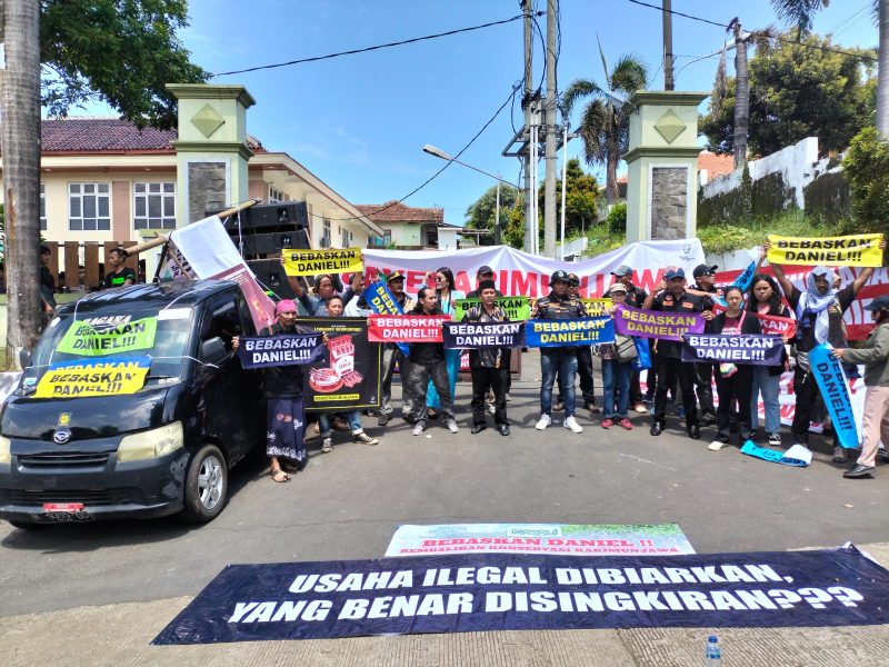Aksi unjuk rasa tnuntut pembebasan penahanan aktivis lingkungan kontra tambak udang ilegal di Jepara.
